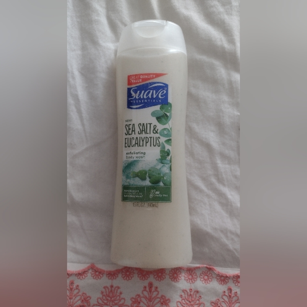 Suave Essentials Sea Salt & Eucalyptus Exfoliating Body Wash